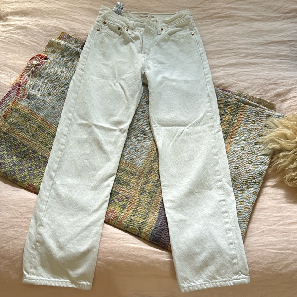 White Levi’s size 25 “wedgie straight”